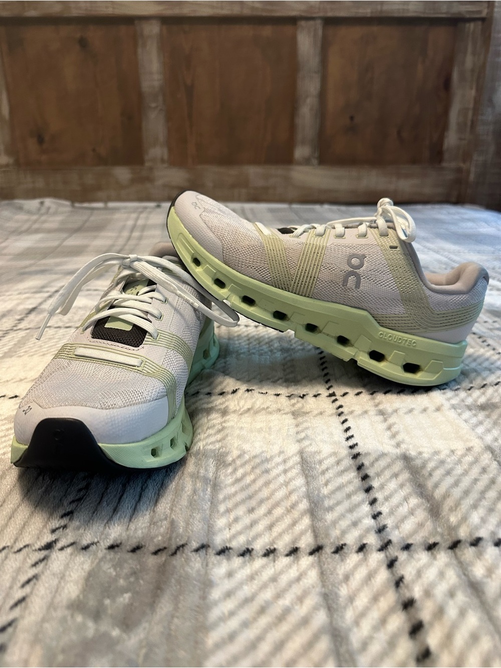 On Cloud Running Cloudgo Shoes 'White Meadow Green' (55.98624) Women’s Size 8.5